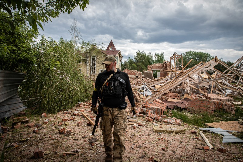 Pemilik bangunan memeriksa reruntuhan bangunannya di pinggiran wilayah separatis Donetsk (Donbas). (LightRocket via Gett/SOPA Images) Pemilik bangunan memeriksa reruntuhan bangunannya di pinggiran wilayah separatis Donetsk (Donbas). (LightRocket via Gett/SOPA Images)