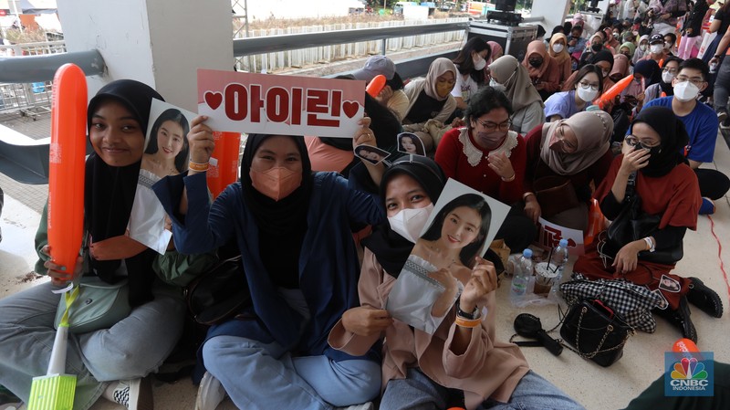 Allo Bank Festival 2022 sudah memasuki hari kedua. Antusias pengunjung festival ini sudah terasa sejak pagi hari, terutama para Reveluv, penggemar Red Velvet, Sabtu, (21/5/2022). (CNBC Indonesia/Andrean Kristianto)