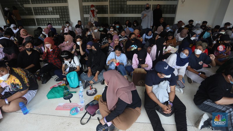 Allo Bank Festival 2022 sudah memasuki hari kedua. Antusias pengunjung festival ini sudah terasa sejak pagi hari, terutama para Reveluv, penggemar Red Velvet, Sabtu, (21/5/2022). (CNBC Indonesia/Andrean Kristianto) Allo Bank Festival 2022 sudah memasuki hari kedua. Antusias pengunjung festival ini sudah terasa sejak pagi hari, terutama para Reveluv, penggemar Red Velvet, Sabtu, (21/5/2022). (CNBC Indonesia/Andrean Kristianto)