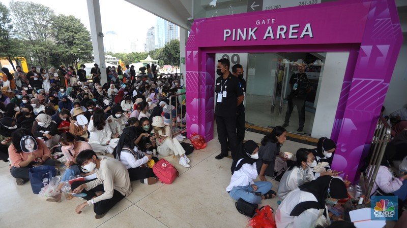 Allo Bank Festival 2022 sudah memasuki hari kedua. Antusias pengunjung festival ini sudah terasa sejak pagi hari, terutama para Reveluv, penggemar Red Velvet, Sabtu, (21/5/2022). (CNBC Indonesia/Andrean Kristianto) Allo Bank Festival 2022 sudah memasuki hari kedua. Antusias pengunjung festival ini sudah terasa sejak pagi hari, terutama para Reveluv, penggemar Red Velvet, Sabtu, (21/5/2022). (CNBC Indonesia/Andrean Kristianto)