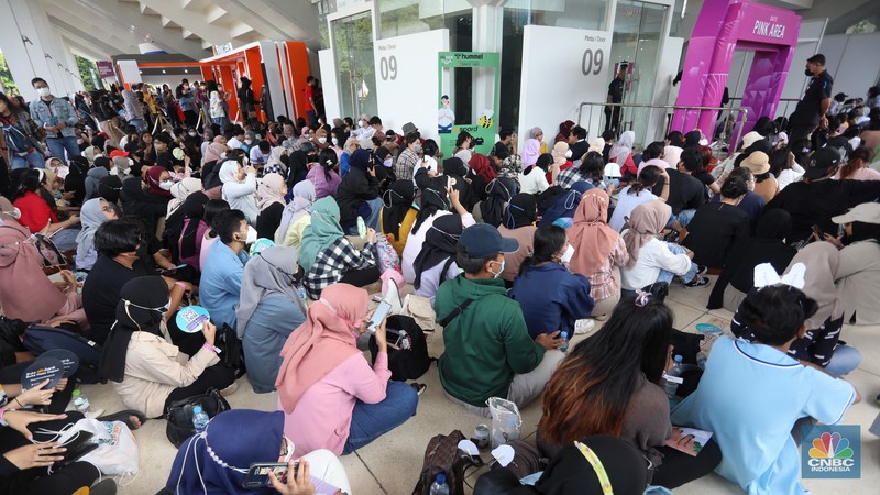 Allo Bank Festival 2022 sudah memasuki hari kedua. Antusias pengunjung festival ini sudah terasa sejak pagi hari, terutama para Reveluv, penggemar Red Velvet, Sabtu, (21/5/2022). (CNBC Indonesia/Andrean Kristianto) Allo Bank Festival 2022 sudah memasuki hari kedua. Antusias pengunjung festival ini sudah terasa sejak pagi hari, terutama para Reveluv, penggemar Red Velvet, Sabtu, (21/5/2022). (CNBC Indonesia/Andrean Kristianto)