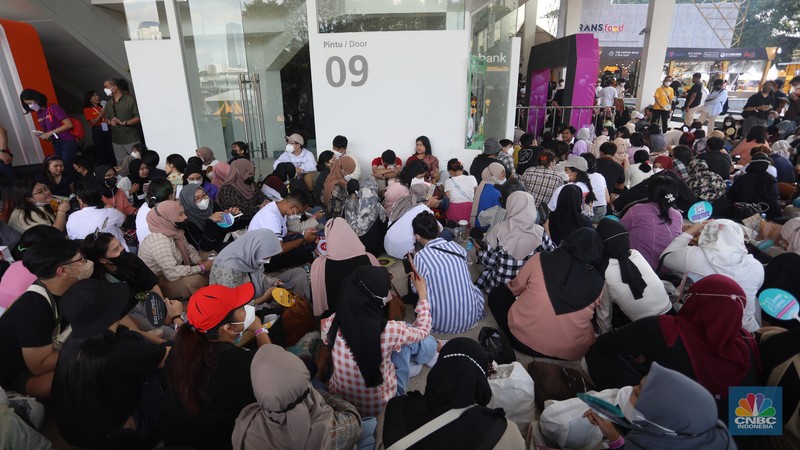 Allo Bank Festival 2022 sudah memasuki hari kedua. Antusias pengunjung festival ini sudah terasa sejak pagi hari, terutama para Reveluv, penggemar Red Velvet, Sabtu, (21/5/2022). (CNBC Indonesia/Andrean Kristianto) Allo Bank Festival 2022 sudah memasuki hari kedua. Antusias pengunjung festival ini sudah terasa sejak pagi hari, terutama para Reveluv, penggemar Red Velvet, Sabtu, (21/5/2022). (CNBC Indonesia/Andrean Kristianto)