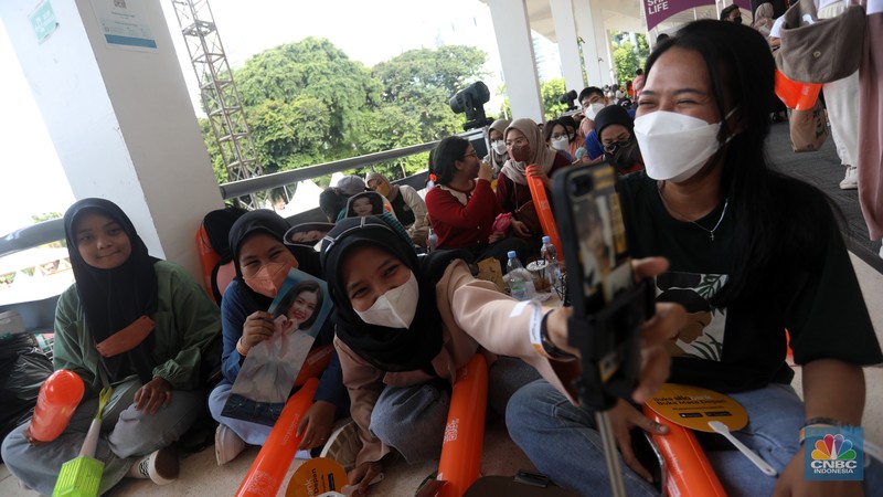 Allo Bank Festival 2022 sudah memasuki hari kedua. Antusias pengunjung festival ini sudah terasa sejak pagi hari, terutama para Reveluv, penggemar Red Velvet, Sabtu, (21/5/2022). (CNBC Indonesia/Andrean Kristianto) Allo Bank Festival 2022 sudah memasuki hari kedua. Antusias pengunjung festival ini sudah terasa sejak pagi hari, terutama para Reveluv, penggemar Red Velvet, Sabtu, (21/5/2022). (CNBC Indonesia/Andrean Kristianto)