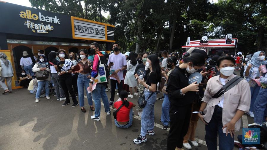 Allo Bank Festival 2022 sudah memasuki hari kedua. Antusias pengunjung festival ini sudah terasa sejak pagi hari, terutama para Reveluv, penggemar Red Velvet, Sabtu, (21/5/2022). (CNBC Indonesia/Andrean Kristianto)