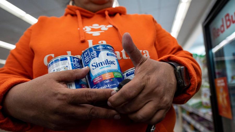 Krisis susu formula di Washington, DC, Amerika Serikat. (AFP via Getty Images/BRENDAN SMIALOWSKI)