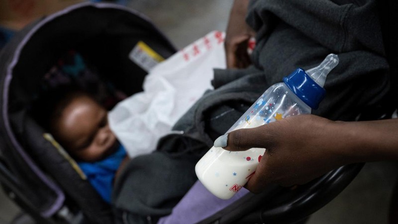 Krisis susu formula di Washington, DC, Amerika Serikat. (AFP via Getty Images/BRENDAN SMIALOWSKI)
