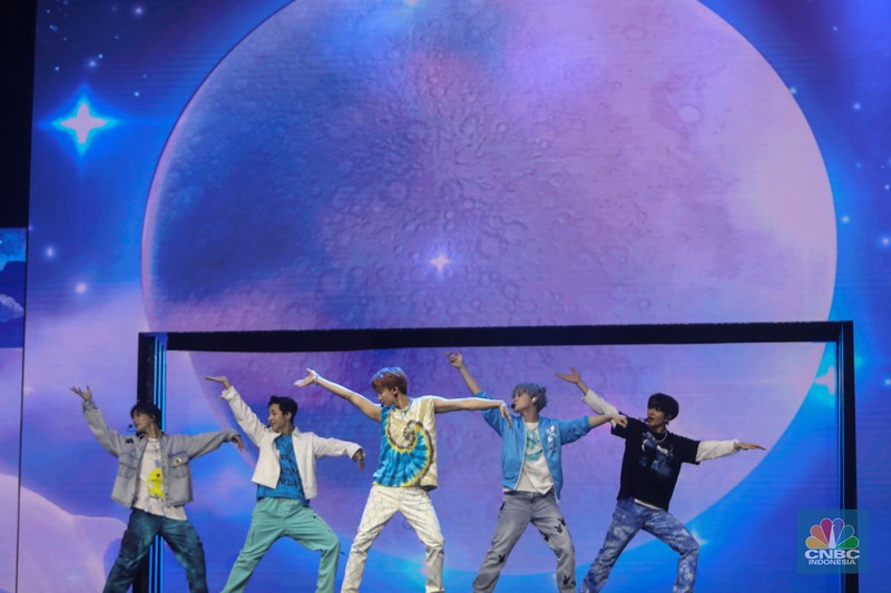 Boy band asal Korea Selatan, NCT Dream tampil dalam acara Allo Bank Festival 2022 di Istora Senayan, Jakarta, Jumat (20/5/2022). Allo Bank Festival pada hari pertama menampilkan berbagai musisi Indonesia dan Korean POP seperti NCT Dream, Raisa, Rizky Febian dan Kahitna. (CNBC Indonesia/ Andrean Kristianto)