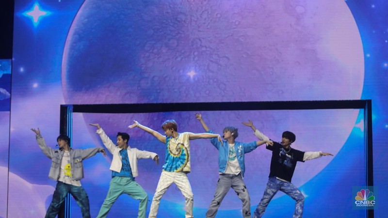 Boy band asal Korea Selatan, NCT Dream tampil dalam acara Allo Bank Festival 2022 di Istora Senayan, Jakarta, Jumat (20/5/2022). Allo Bank Festival pada hari pertama menampilkan berbagai musisi Indonesia dan Korean POP seperti NCT Dream, Raisa, Rizky Febian dan Kahitna. (CNBC Indonesia/ Andrean Kristianto)