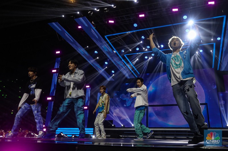 Boy band asal Korea Selatan, NCT Dream tampil dalam acara Allo Bank Festival 2022 di Istora Senayan, Jakarta, Jumat (20/5/2022). Allo Bank Festival pada hari pertama menampilkan berbagai musisi Indonesia dan Korean POP seperti NCT Dream, Raisa, Rizky Febian dan Kahitna. (CNBC Indonesia/ Andrean Kristianto)