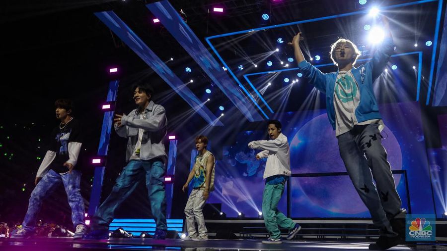 Boy band asal Korea Selatan, NCT Dream tampil dalam acara Allo Bank Festival 2022 di Istora Senayan, Jakarta, Jumat (20/5/2022). Allo Bank Festival pada hari pertama menampilkan berbagai musisi Indonesia dan Korean POP seperti NCT Dream, Raisa, Rizky Febian dan Kahitna. (CNBC Indonesia/ Andrean Kristianto)