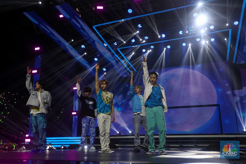 NCT Dream di allo bank festival 2022 Boy band asal Korea Selatan, NCT Dream tampil dalam acara Allo Bank Festival 2022 di Istora Senayan, Jakarta, Jumat (20/5/2022). Allo Bank Festival pada hari pertama menampilkan berbagai musisi Indonesia dan Korean POP seperti NCT Dream, Raisa, Rizky Febian dan Kahitna. (CNBC Indonesia/ Andrean Kristianto)