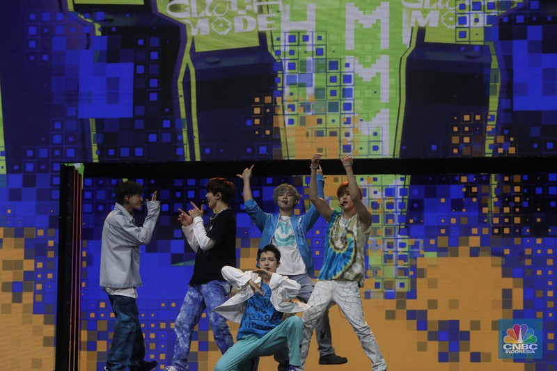 Boy band asal Korea Selatan, NCT Dream tampil dalam acara Allo Bank Festival 2022 di Istora Senayan, Jakarta, Jumat (20/5/2022). Allo Bank Festival pada hari pertama menampilkan berbagai musisi Indonesia dan Korean POP seperti NCT Dream, Raisa, Rizky Febian dan Kahitna. (CNBC Indonesia/ Andrean Kristianto)