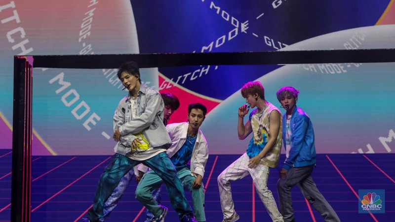 Boy band asal Korea Selatan, NCT Dream tampil dalam acara Allo Bank Festival 2022 di Istora Senayan, Jakarta, Jumat (20/5/2022). Allo Bank Festival pada hari pertama menampilkan berbagai musisi Indonesia dan Korean POP seperti NCT Dream, Raisa, Rizky Febian dan Kahitna. (CNBC Indonesia/ Andrean Kristianto)