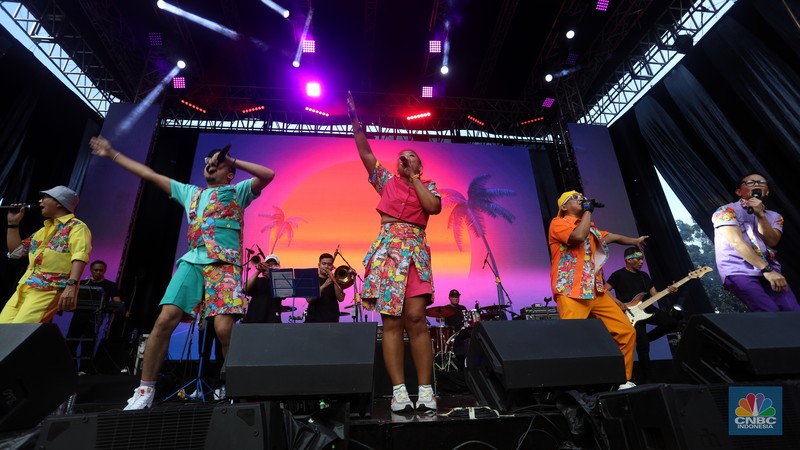 Penampilang Project Pop di Outdoor Stage Allo Bank Festival 2022, Istora Senayan, Sabtu (21/5/202). (CNBC Indonesia/Andrean Kristianto)