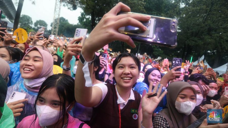 Penonton memadati panggung Allo Bank Festival 2022 di Istora Senayan, Jakarta, Jumat (20/5/2022). Allo Bank Festival pada hari pertama menampilkan berbagai musisi Indonesia dan Korean POP seperti NCT Dream, Raisa, Rizky Febian dan Kahitna. (CNBC Indonesia/ Andrean Kristianto)