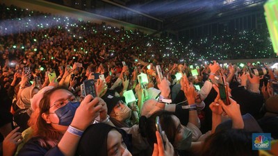Penonton Allo Bank Festival 2022 Penonton memadati panggung Allo Bank Festival 2022 di Istora Senayan, Jakarta, Jumat (20/5/2022). Allo Bank Festival pada hari pertama menampilkan berbagai musisi Indonesia dan Korean POP seperti NCT Dream, Raisa, Rizky Febian dan Kahitna. (CNBC Indonesia/ Andrean Kristianto)