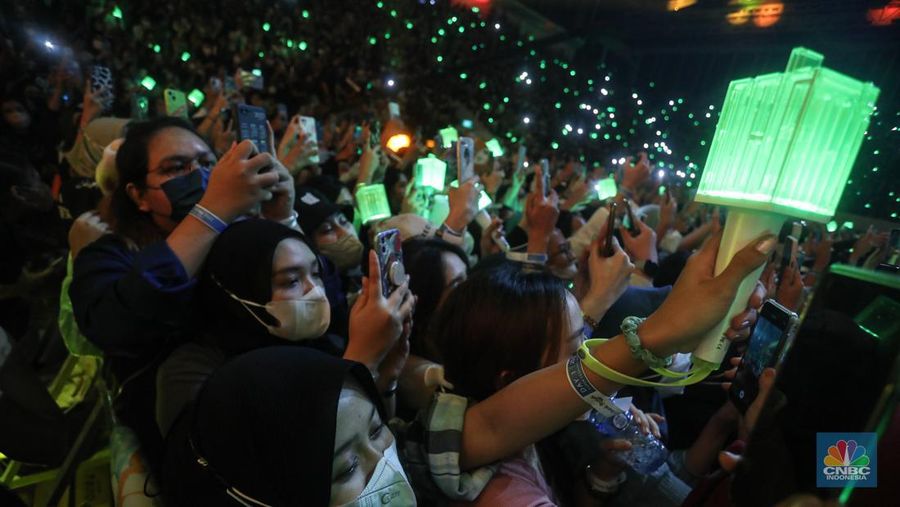 Penonton memadati panggung Allo Bank Festival 2022 di Istora Senayan, Jakarta, Jumat (20/5/2022). Allo Bank Festival pada hari pertama menampilkan berbagai musisi Indonesia dan Korean POP seperti NCT Dream, Raisa, Rizky Febian dan Kahitna. (CNBC Indonesia/ Andrean Kristianto)