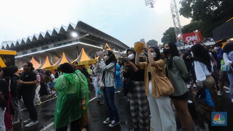 Penonton memadati panggung Allo Bank Festival 2022 di Istora Senayan, Jakarta, Jumat (20/5/2022). Allo Bank Festival pada hari pertama menampilkan berbagai musisi Indonesia dan Korean POP seperti NCT Dream, Raisa, Rizky Febian dan Kahitna. (CNBC Indonesia/ Andrean Kristianto)
