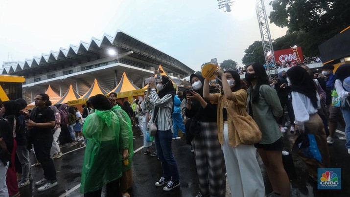 Penonton Allo Bank Festival 2022 Penonton memadati panggung Allo Bank Festival 2022 di Istora Senayan, Jakarta, Jumat (20/5/2022). Allo Bank Festival pada hari pertama menampilkan berbagai musisi Indonesia dan Korean POP seperti NCT Dream, Raisa, Rizky Febian dan Kahitna. (CNBC Indonesia/ Andrean Kristianto)