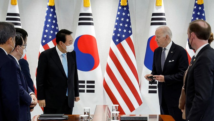 Presiden AS Joe Biden menghadiri pertemuan bilateral dengan Presiden Korea Selatan Yoon Suk-youl di People's House di Seoul, Korea Selatan, 21 Mei 2022. (REUTERS/Jonathan Ernst)