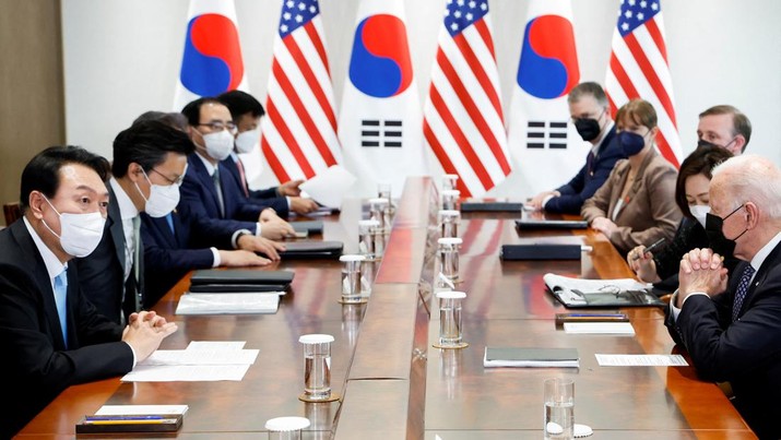 Presiden AS Joe Biden menghadiri pertemuan bilateral dengan Presiden Korea Selatan Yoon Suk-youl di People's House di Seoul, Korea Selatan, 21 Mei 2022. (REUTERS/Jonathan Ernst)
