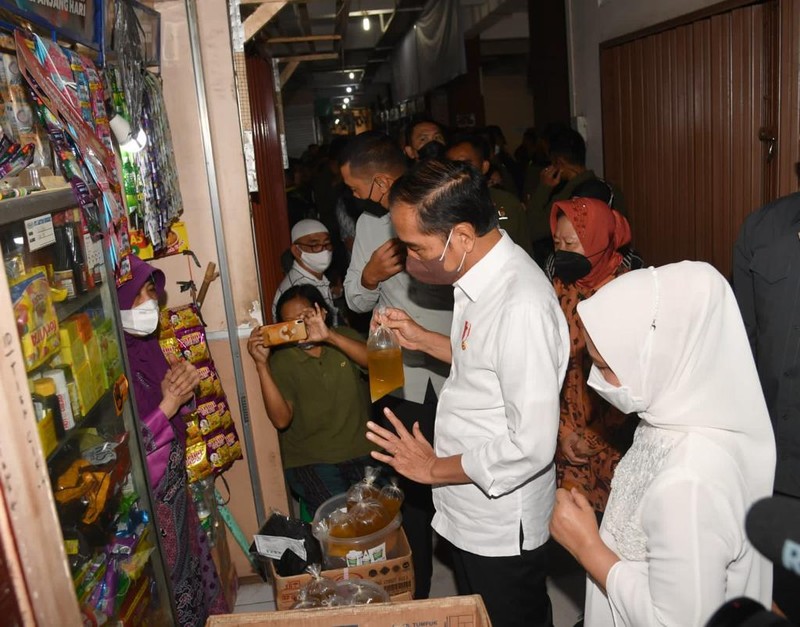 Presiden Joko Widodo bersama Ibu Iriana Joko Widodo berkunjung ke Pasar Muntilan, Kabupaten Magelang pada Sabtu, (21 /5/2022). (Dok: Biro Pers Sekretariat Presiden) Presiden Joko Widodo bersama Ibu Iriana Joko Widodo berkunjung ke Pasar Muntilan, Kabupaten Magelang pada Sabtu, (21 /5/2022). (Dok: Biro Pers Sekretariat Presiden)