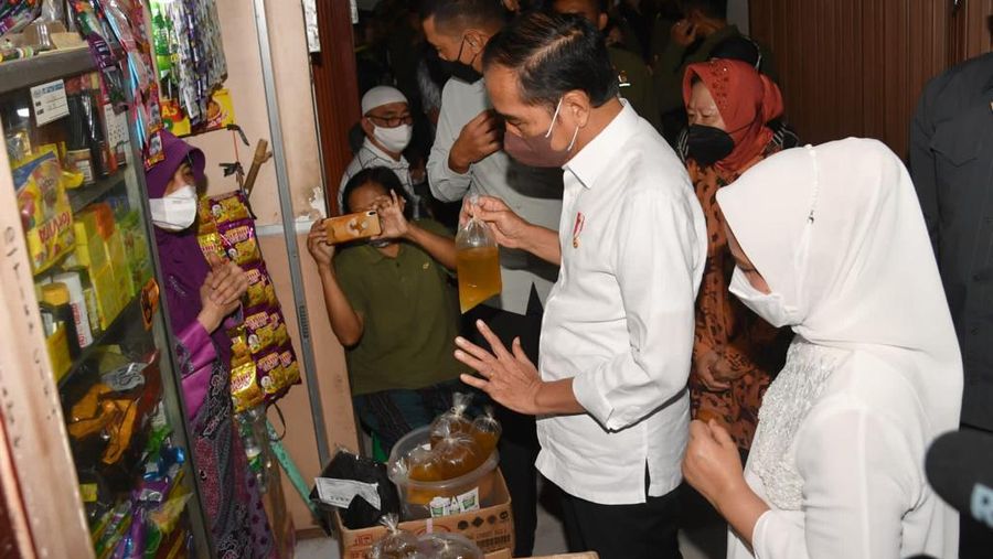 Presiden Joko Widodo bersama Ibu Iriana Joko Widodo berkunjung ke Pasar Muntilan, Kabupaten Magelang pada Sabtu, (21 /5/2022). (Dok: Biro Pers Sekretariat Presiden)