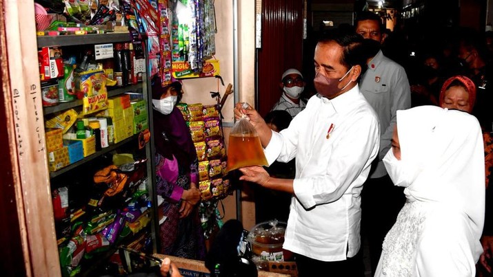 Presiden Joko Widodo bersama Ibu Iriana Joko Widodo berkunjung ke Pasar Muntilan, Kabupaten Magelang pada Sabtu, (21 /5/2022). (Dok: Biro Pers Sekretariat Presiden)