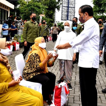 Kunjungi Pasar Muntilan, Presiden Cek Langsung Harga Migor