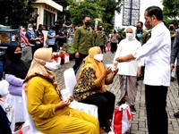 Kunjungi Pasar Muntilan, Presiden Cek Langsung Harga Migor