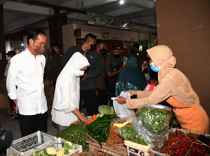 Presiden Joko Widodo bersama Ibu Iriana Joko Widodo berkunjung ke Pasar Muntilan, Kabupaten Magelang pada Sabtu, (21 /5/2022). (Dok: Biro Pers Sekretariat Presiden) Presiden Joko Widodo bersama Ibu Iriana Joko Widodo berkunjung ke Pasar Muntilan, Kabupaten Magelang pada Sabtu, (21 /5/2022). (Dok: Biro Pers Sekretariat Presiden)