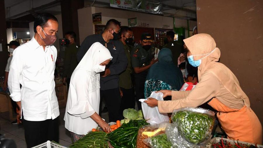 Presiden Joko Widodo bersama Ibu Iriana Joko Widodo berkunjung ke Pasar Muntilan, Kabupaten Magelang pada Sabtu, (21 /5/2022). (Dok: Biro Pers Sekretariat Presiden)