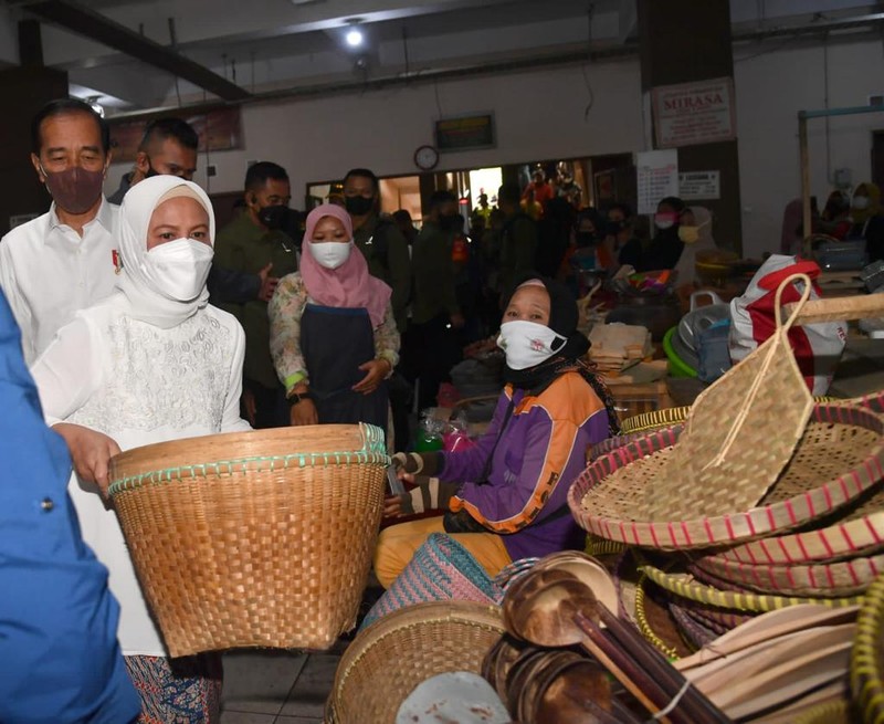 Presiden Joko Widodo bersama Ibu Iriana Joko Widodo berkunjung ke Pasar Muntilan, Kabupaten Magelang pada Sabtu, (21 /5/2022). (Dok: Biro Pers Sekretariat Presiden)