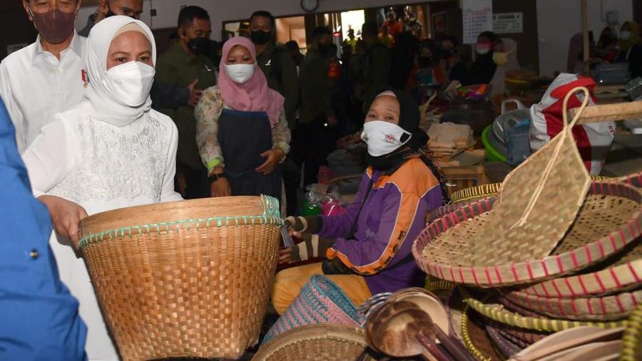 Presiden Joko Widodo bersama Ibu Iriana Joko Widodo berkunjung ke Pasar Muntilan, Kabupaten Magelang pada Sabtu, (21 /5/2022). (Dok: Biro Pers Sekretariat Presiden)