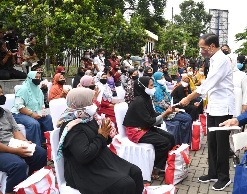 Presiden Joko Widodo bersama Ibu Iriana Joko Widodo berkunjung ke Pasar Muntilan, Kabupaten Magelang pada Sabtu, (21 /5/2022). (Dok: Biro Pers Sekretariat Presiden)