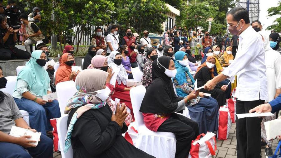 Presiden Joko Widodo bersama Ibu Iriana Joko Widodo berkunjung ke Pasar Muntilan, Kabupaten Magelang pada Sabtu, (21 /5/2022). (Dok: Biro Pers Sekretariat Presiden)