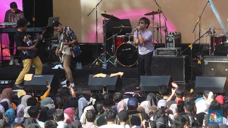 Penampilang Project Pop di Outdoor Stage Allo Bank Festival 2022, Istora Senayan, Sabtu (21/5/202). (CNBC Indonesia/Andrean Kristianto)