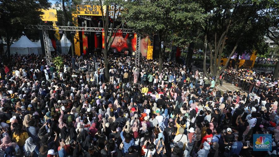 Penampilang Project Pop di Outdoor Stage Allo Bank Festival 2022, Istora Senayan, Sabtu (21/5/202). (CNBC Indonesia/Andrean Kristianto)
