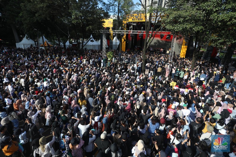 Penampilang Project Pop di Outdoor Stage Allo Bank Festival 2022, Istora Senayan, Sabtu (21/5/202). (CNBC Indonesia/Andrean Kristianto)