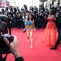 Semi-Telanjang, Wanita Ini Terobos Festival Cannes