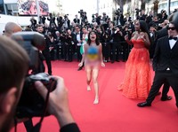 Semi-Telanjang, Wanita Ini Terobos Festival Cannes
