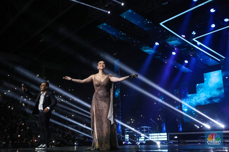 Ari Lasso di Allo Bank Festival 2022 Ari Lasso saat tampil Allo Bank Festival 2022 di Istora Senayan, Jakarta, Sabtu (21/5/2022). Allo Bank Festival pada hari kedua menampilkan berbagai musisi Indonesia dan Korean POP seperti Red Velvet, Bunga Citra Lestari, Krisdayanti dan Padi Reborn. (CNBC Indonesia/ Andrean Kristianto)