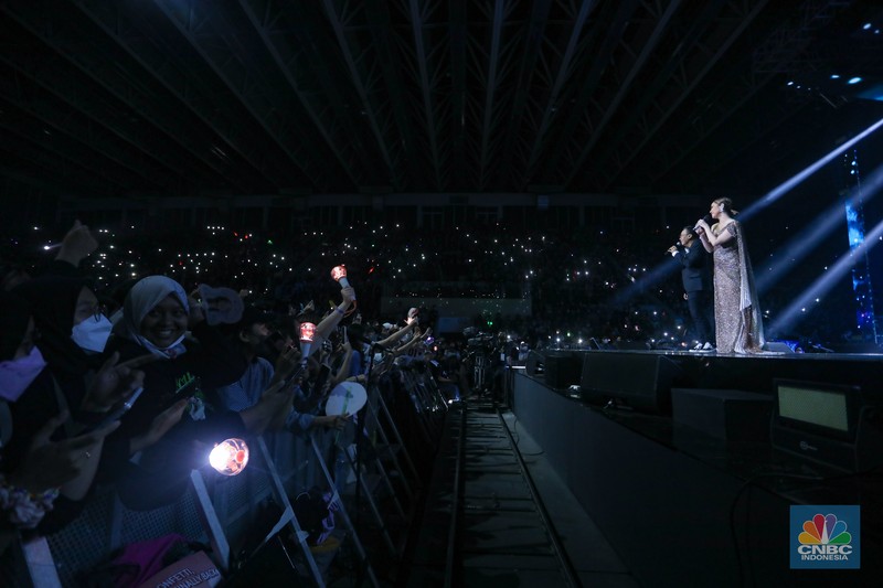 Ari Lasso saat tampil Allo Bank Festival 2022 di Istora Senayan, Jakarta, Sabtu (21/5/2022). Allo Bank Festival pada hari kedua menampilkan berbagai musisi Indonesia dan Korean POP seperti Red Velvet, Bunga Citra Lestari, Krisdayanti dan Padi Reborn. (CNBC Indonesia/ Andrean Kristianto)