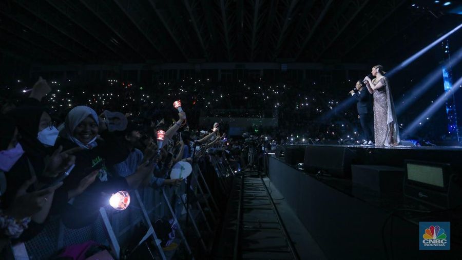 Ari Lasso saat tampil Allo Bank Festival 2022 di Istora Senayan, Jakarta, Sabtu (21/5/2022). Allo Bank Festival pada hari kedua menampilkan berbagai musisi Indonesia dan Korean POP seperti Red Velvet, Bunga Citra Lestari, Krisdayanti dan Padi Reborn. (CNBC Indonesia/ Andrean Kristianto)