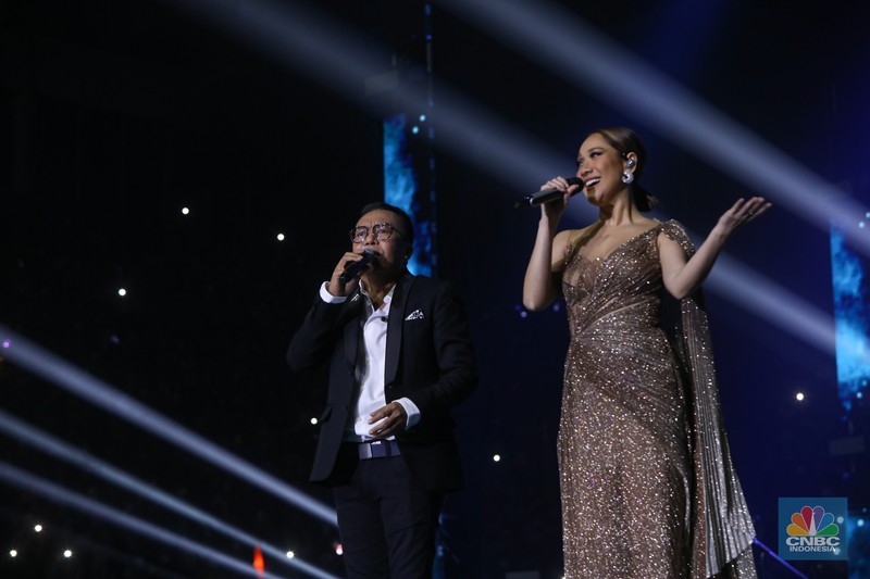 Ari Lasso saat tampil Allo Bank Festival 2022 di Istora Senayan, Jakarta, Sabtu (21/5/2022). Allo Bank Festival pada hari kedua menampilkan berbagai musisi Indonesia dan Korean POP seperti Red Velvet, Bunga Citra Lestari, Krisdayanti dan Padi Reborn. (CNBC Indonesia/ Andrean Kristianto)