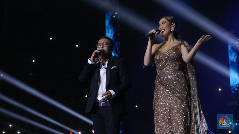 Ari Lasso saat tampil Allo Bank Festival 2022 di Istora Senayan, Jakarta, Sabtu (21/5/2022). Allo Bank Festival pada hari kedua menampilkan berbagai musisi Indonesia dan Korean POP seperti Red Velvet, Bunga Citra Lestari, Krisdayanti dan Padi Reborn. (CNBC Indonesia/ Andrean Kristianto)