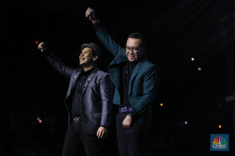 Ari Lasso di Allo Bank Festival 2022 Ari Lasso saat tampil Allo Bank Festival 2022 di Istora Senayan, Jakarta, Sabtu (21/5/2022). Allo Bank Festival pada hari kedua menampilkan berbagai musisi Indonesia dan Korean POP seperti Red Velvet, Bunga Citra Lestari, Krisdayanti dan Padi Reborn. (CNBC Indonesia/ Andrean Kristianto)