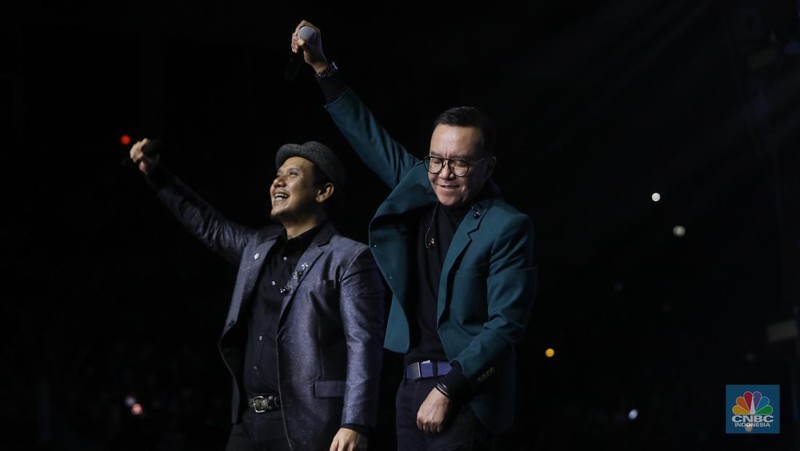 Ari Lasso saat tampil Allo Bank Festival 2022 di Istora Senayan, Jakarta, Sabtu (21/5/2022). Allo Bank Festival pada hari kedua menampilkan berbagai musisi Indonesia dan Korean POP seperti Red Velvet, Bunga Citra Lestari, Krisdayanti dan Padi Reborn. (CNBC Indonesia/ Andrean Kristianto)