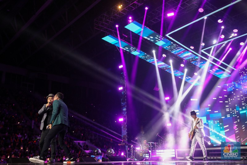 Ari Lasso di Allo Bank Festival 2022 Ari Lasso saat tampil Allo Bank Festival 2022 di Istora Senayan, Jakarta, Sabtu (21/5/2022). Allo Bank Festival pada hari kedua menampilkan berbagai musisi Indonesia dan Korean POP seperti Red Velvet, Bunga Citra Lestari, Krisdayanti dan Padi Reborn. (CNBC Indonesia/ Andrean Kristianto)