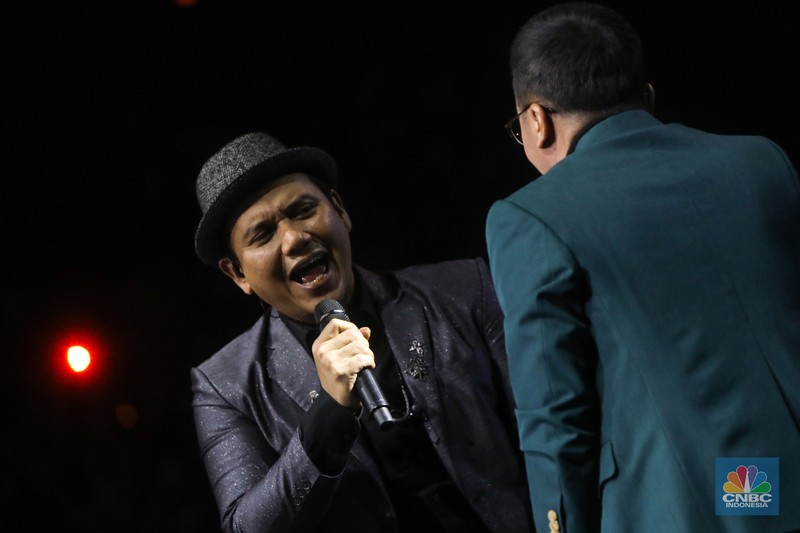 Ari Lasso di Allo Bank Festival 2022 Ari Lasso saat tampil Allo Bank Festival 2022 di Istora Senayan, Jakarta, Sabtu (21/5/2022). Allo Bank Festival pada hari kedua menampilkan berbagai musisi Indonesia dan Korean POP seperti Red Velvet, Bunga Citra Lestari, Krisdayanti dan Padi Reborn. (CNBC Indonesia/ Andrean Kristianto)